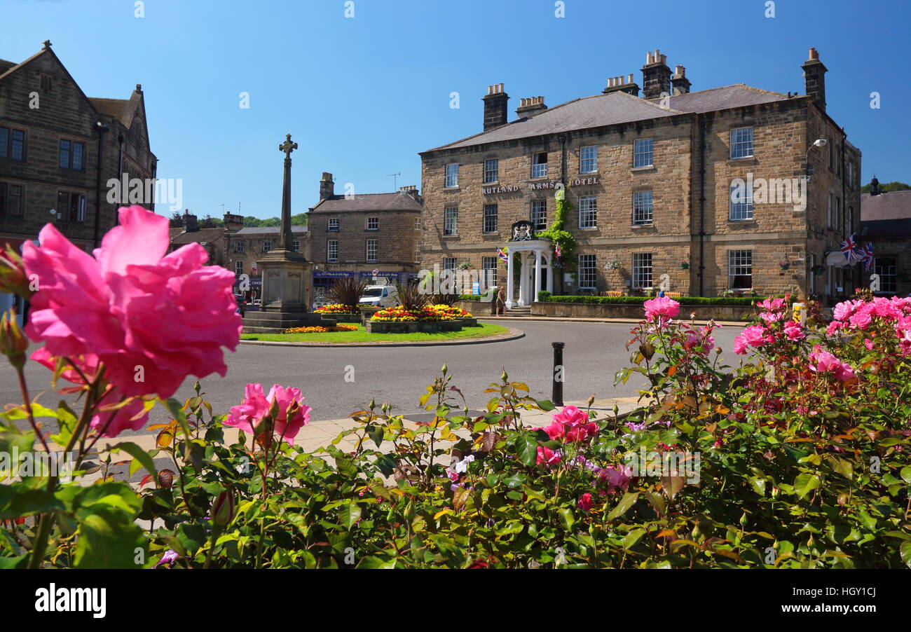 Les jardins de fleurs à proximité de l'Hôtel Rutland (R) dans le centre de Bakewell ; un joli marché, Derbyshire Dales England UK Banque D'Images