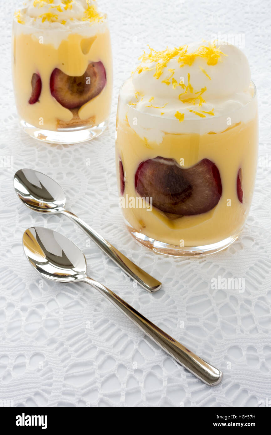 Deux verres remplis de prune Dessert Bagatelle Banque D'Images