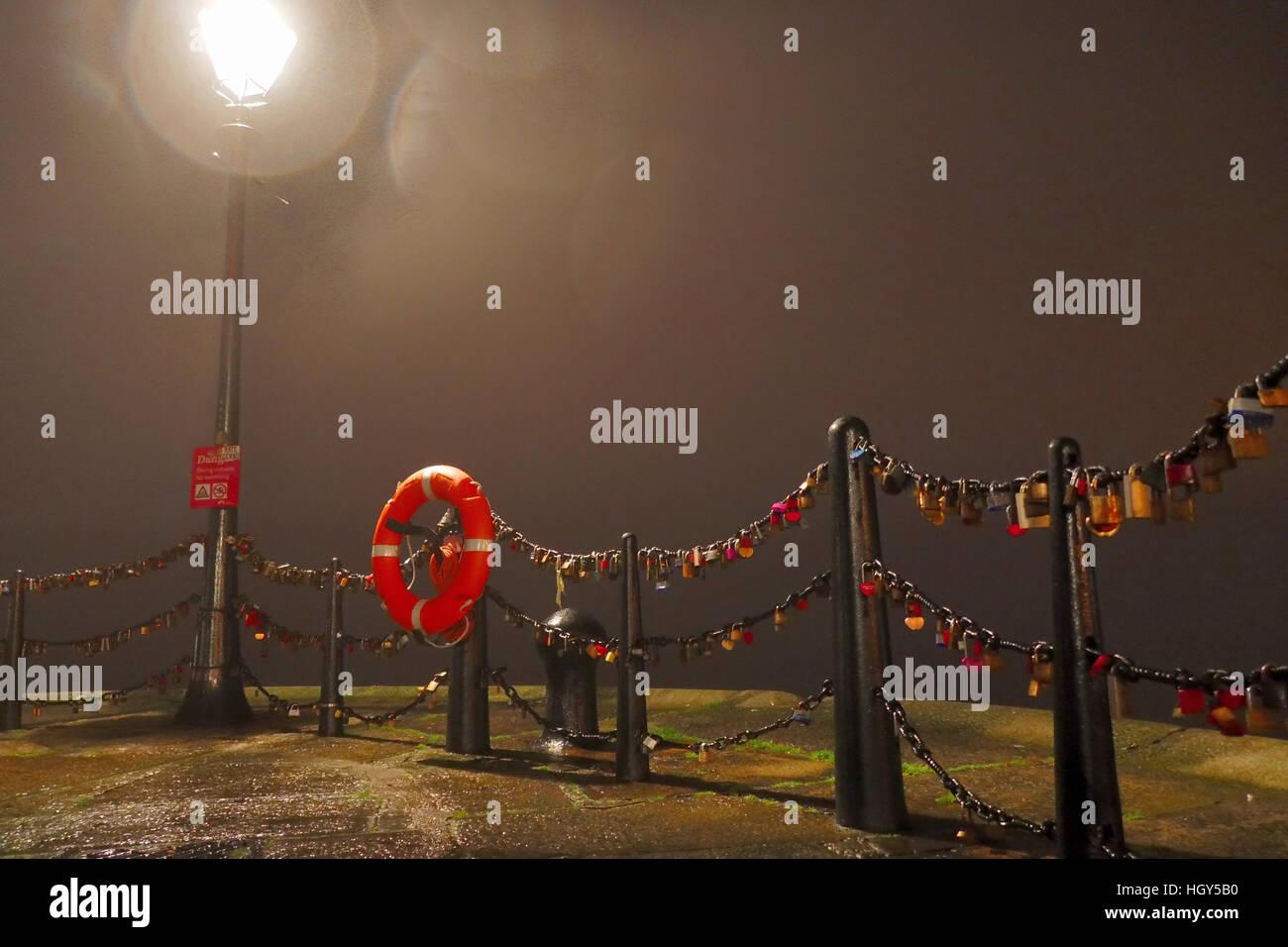 Les cadenas de l'amour enchaîné à la structure Banque D'Images