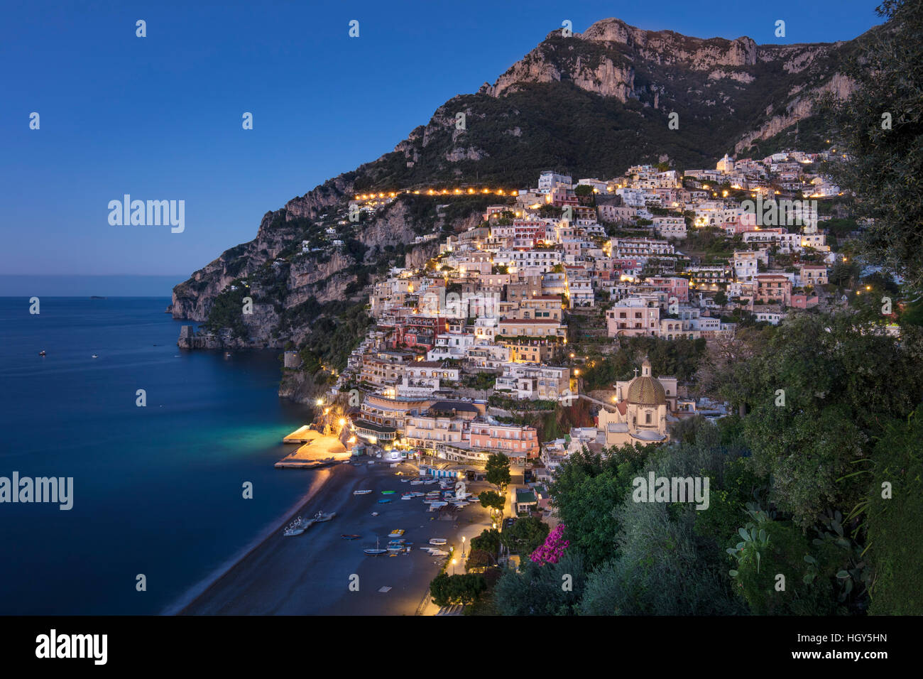 Aube sur le long de la Côte d'Amalfi, Positano, Campanie, Italie Banque D'Images