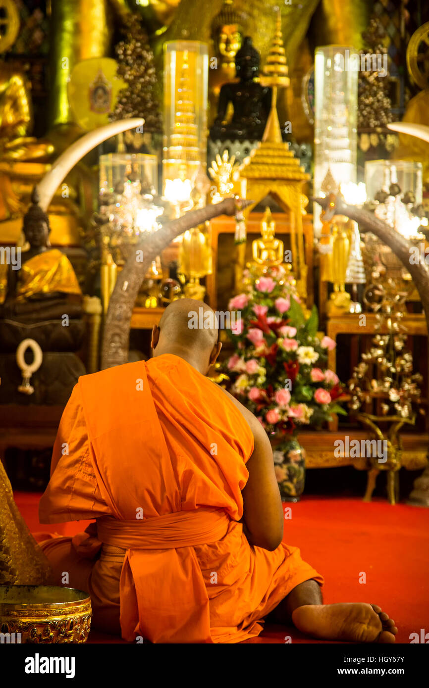 Les moines bouddhistes adorer, Wat Phrathat Doi Suthep, Pic, Chiang Mai, Thaïlande Banque D'Images