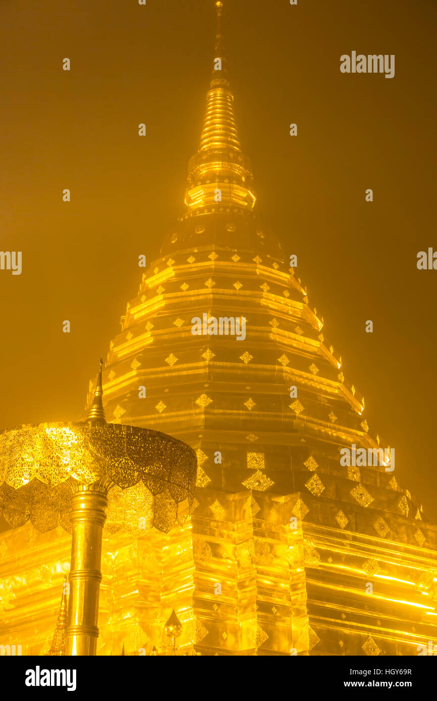 Stupa doré, Wat Phrathat Doi Suthep, Pic, Chiang Mai, Thaïlande Banque D'Images