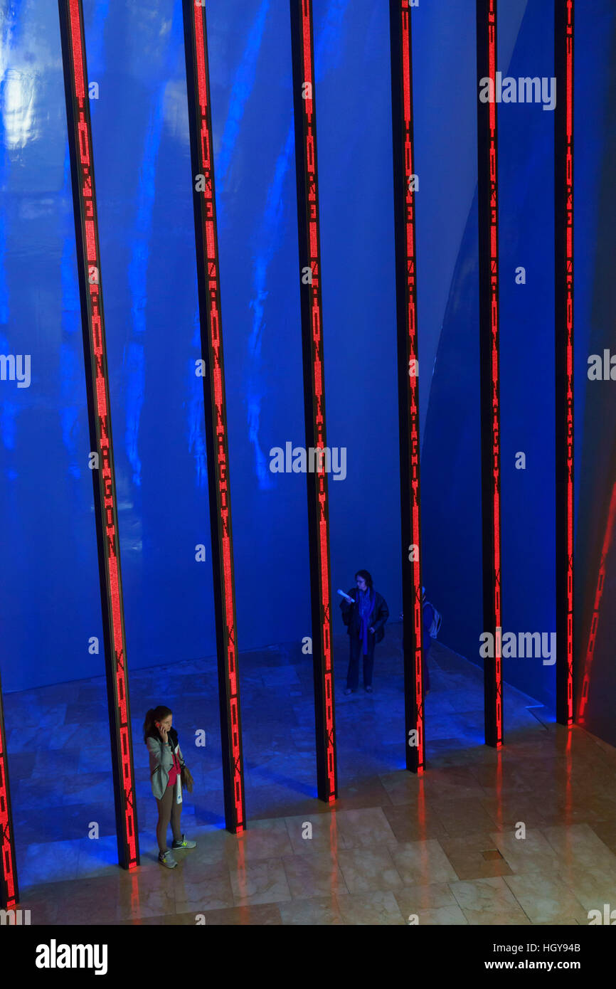 9 colonne électronique a mené l'installation des panneaux pour le musée Guggenheim de Bilbao par Jenny Holzer Banque D'Images