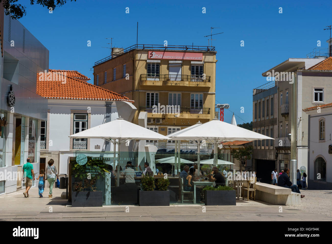 Les repas en plein air sur une journée ensoleillée dans la vieille ville, Praça da República, Torres Vedras, Portugal Banque D'Images