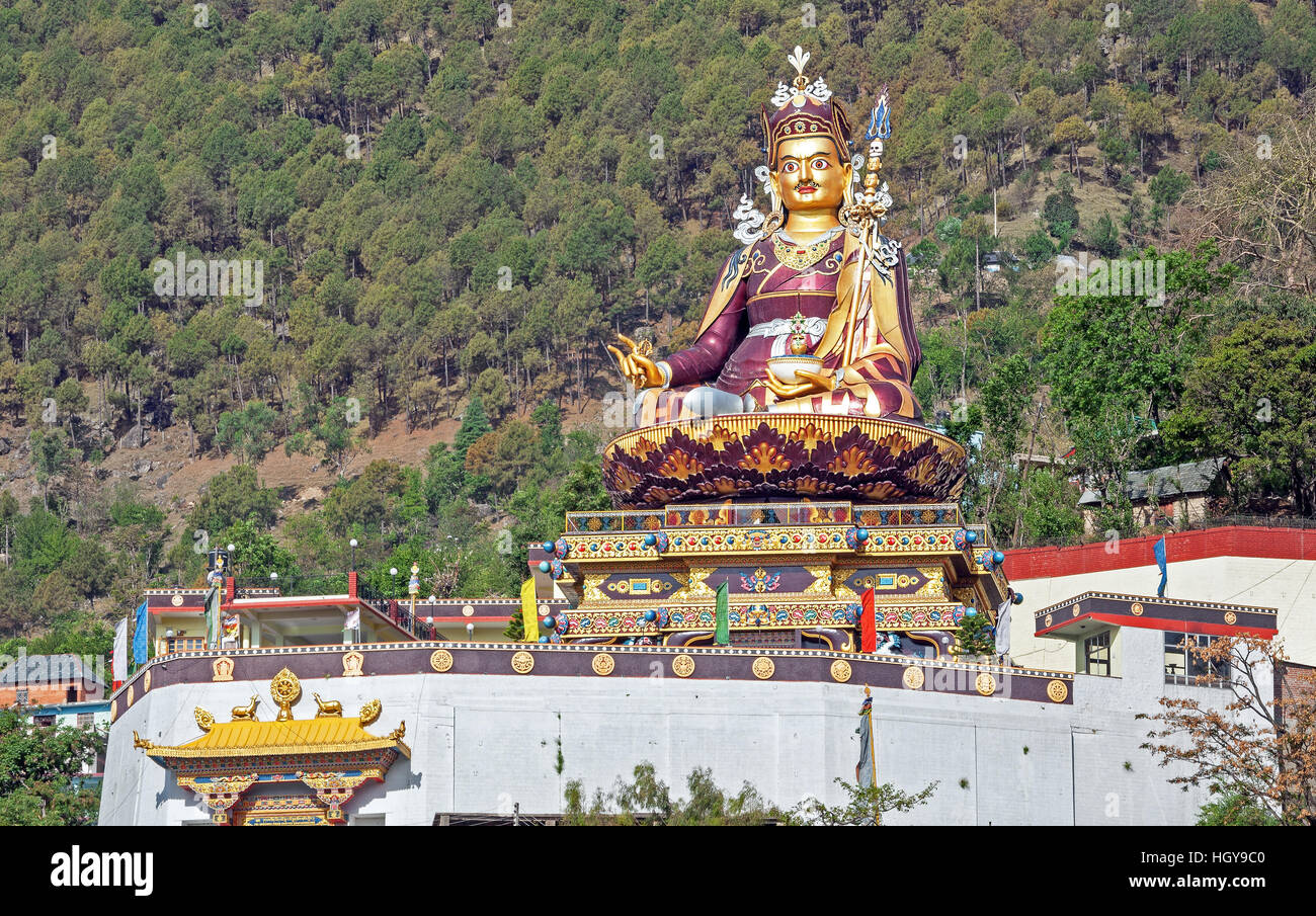 Grande statue en or de Padmasambhava à la sacrée Rewalsar lake, l'Himachal Pradesh, en Inde. Banque D'Images