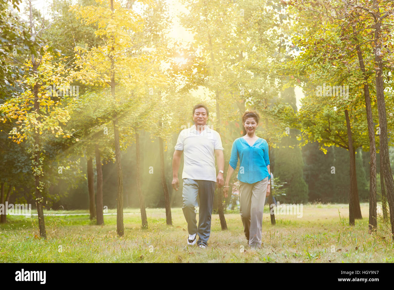 Le bonheur des personnes âgées Les personnes âgées cueillette pour une promenade dans le parc Banque D'Images