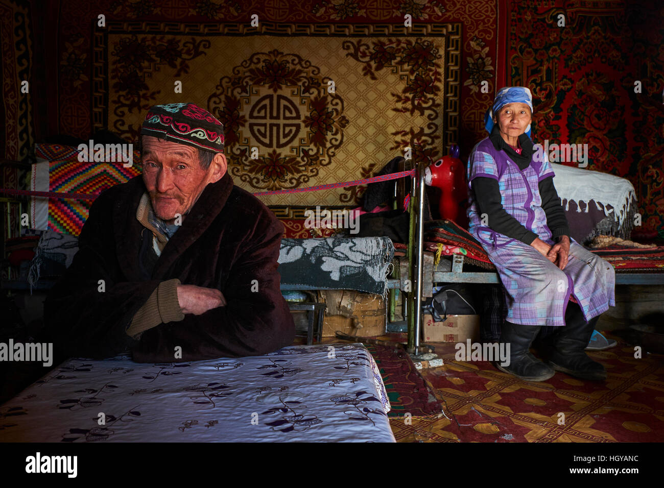 La Mongolie, Bayan-Olgii province, paysage en hiver, la famille Kazakh Banque D'Images