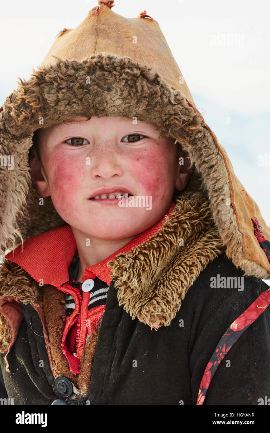 La Mongolie, Bayan-Olgii province, jeune garçon Kazakh Banque D'Images
