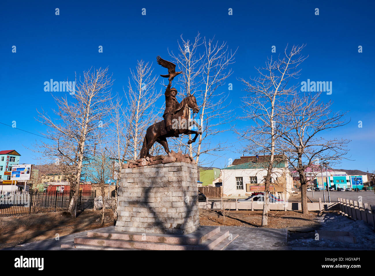 La Mongolie, Bayan-Olgii province, Kazakh eagle hunter's statue Banque D'Images