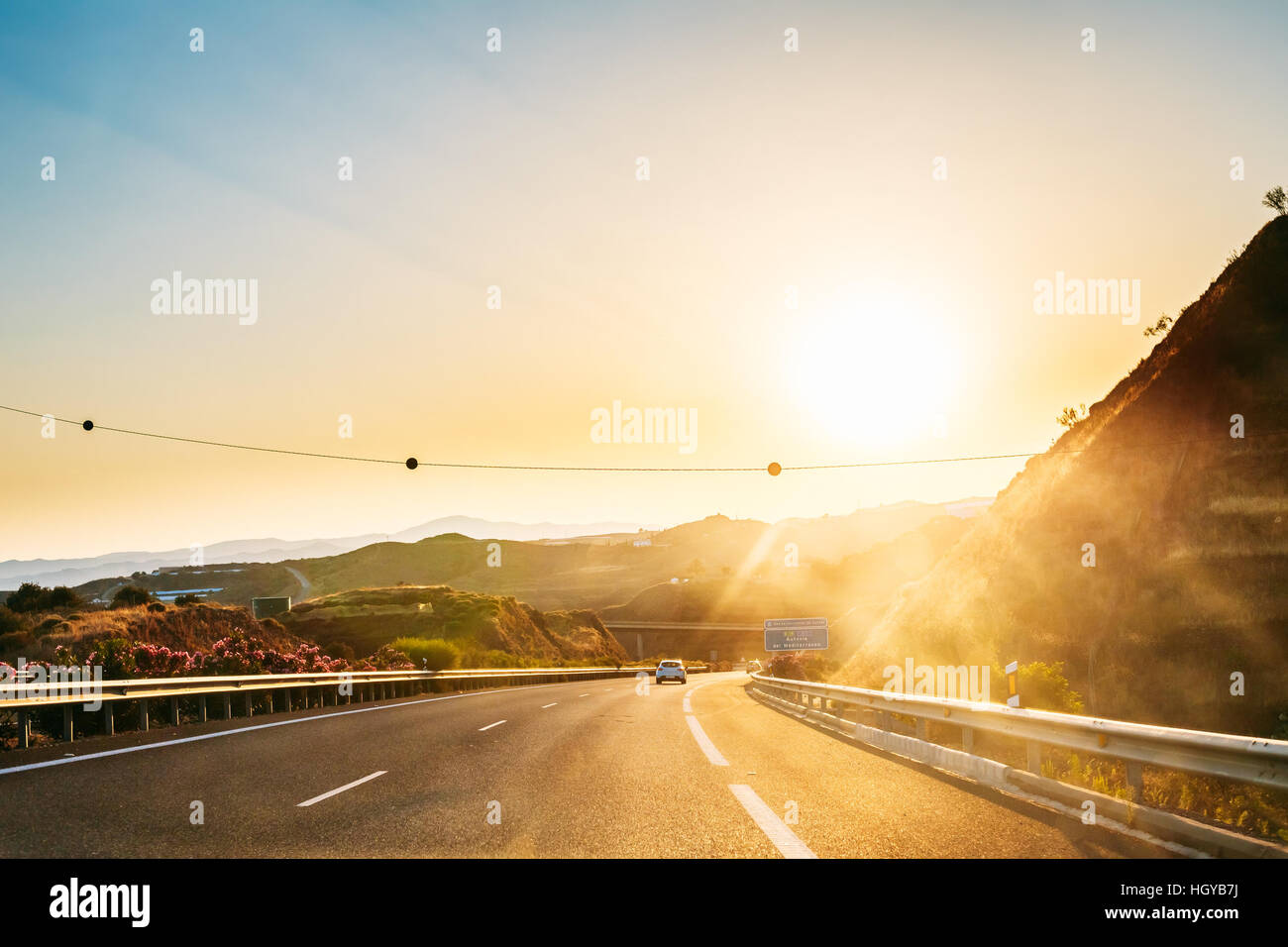 Circulation des véhicules sur autoroute, l'autoroute E-15 près de Malaga, en Espagne. Heure du coucher de soleil. Banque D'Images
