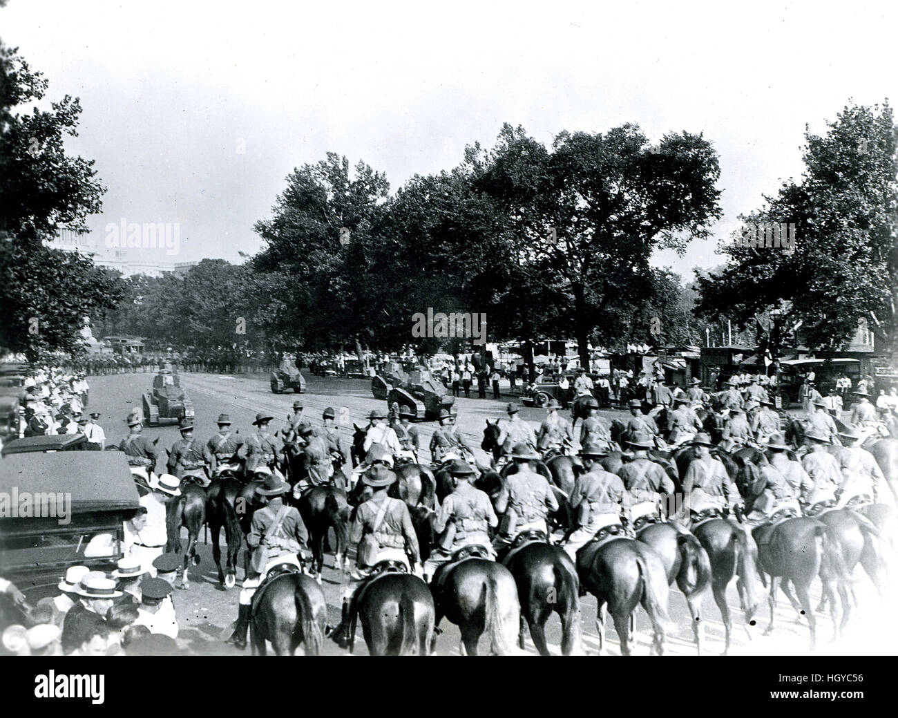 Des tanks de l'armée américaine et les troupes à cheval aller à briser les marcheurs de Bonus' camp. Banque D'Images