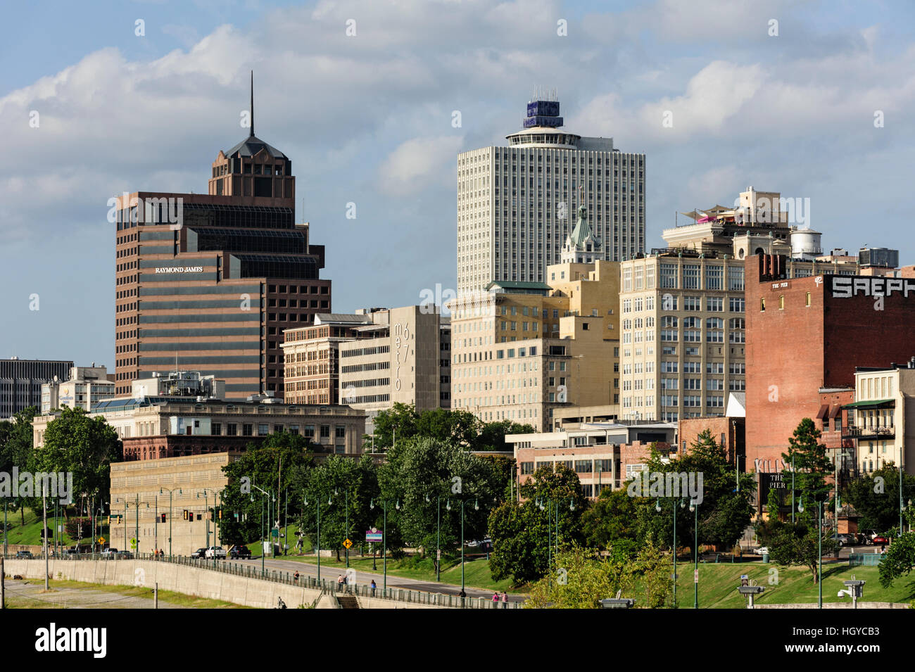 La ville de Memphis, Tennessee, USA. Le plus grand bâtiment à Memphis depuis 1965 est la 100 Nord (Principal bâtiment blanc au centre de la photo). Banque D'Images