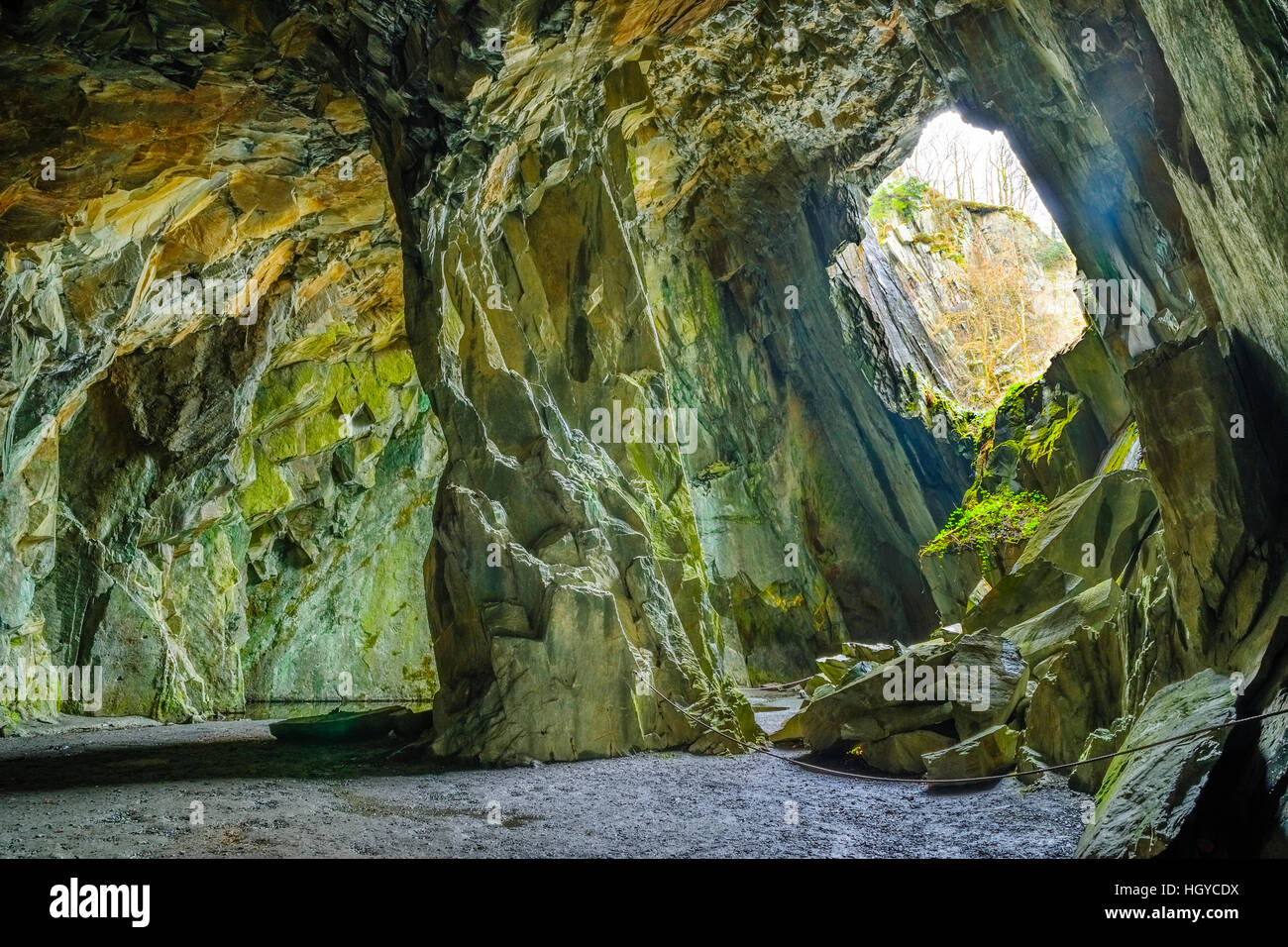 La grande grotte de cathédrale Carrière à Tilberthwaite dans le Lake District Banque D'Images