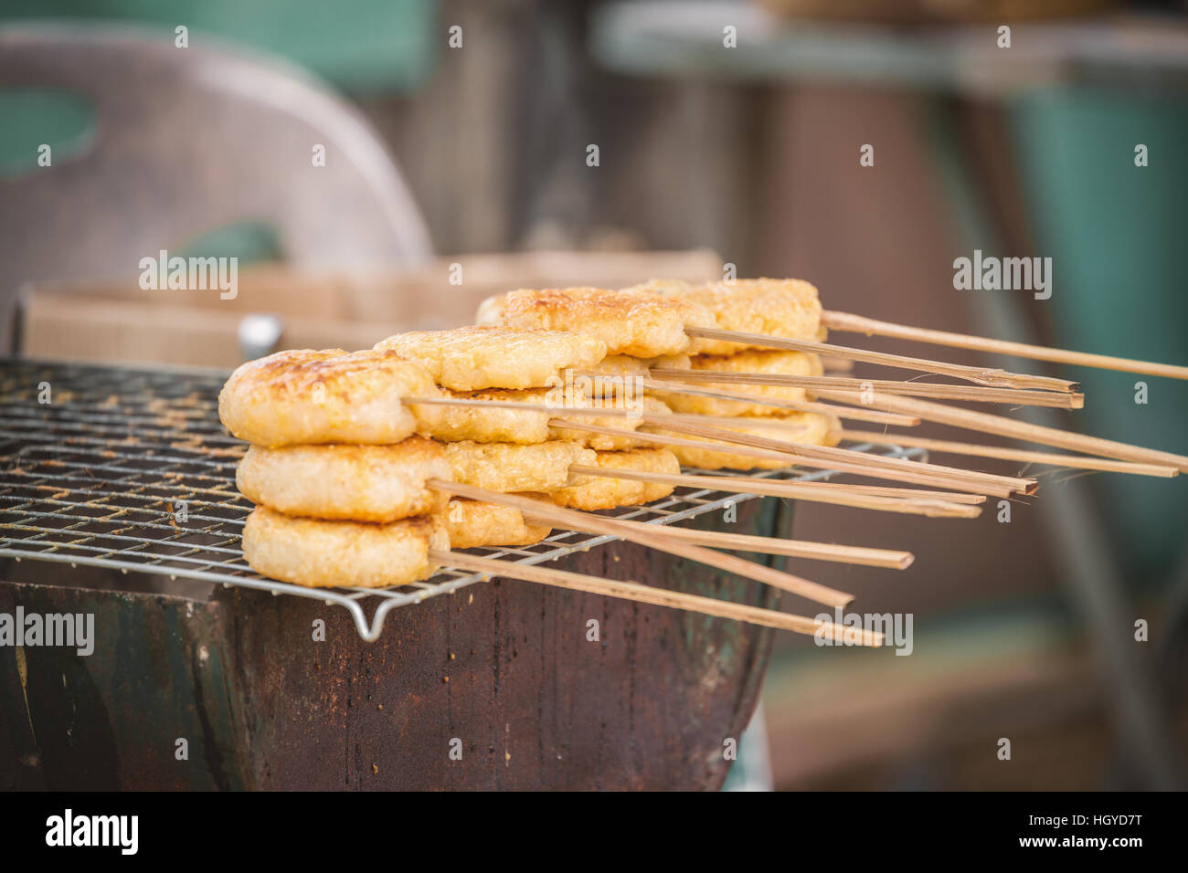 Toast riz collant recouvert par d'œuf avec stick sur la calandre de lutté. C'est snack traditionnel dans le nord de la Thaïlande dont le goût est sucré et salé. Banque D'Images