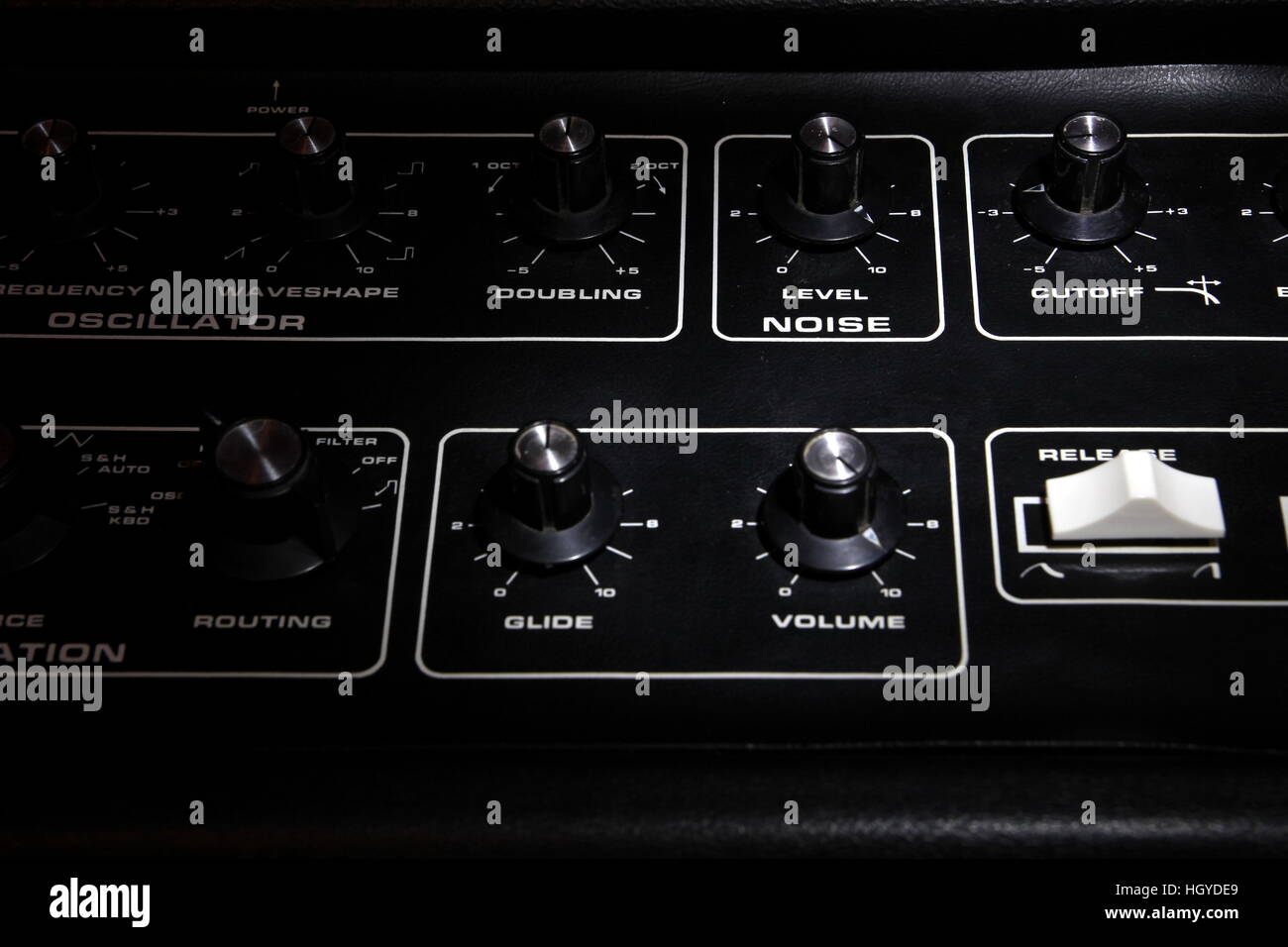 Synthétiseur analogique vintage en gros plan du panneau de l'accent peu profondes Banque D'Images
