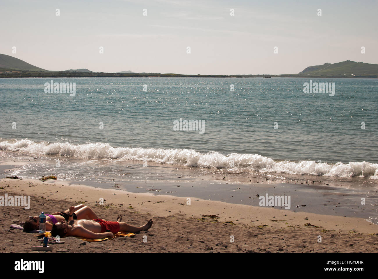 Les gens le bain de soleil sur la plage Banque D'Images