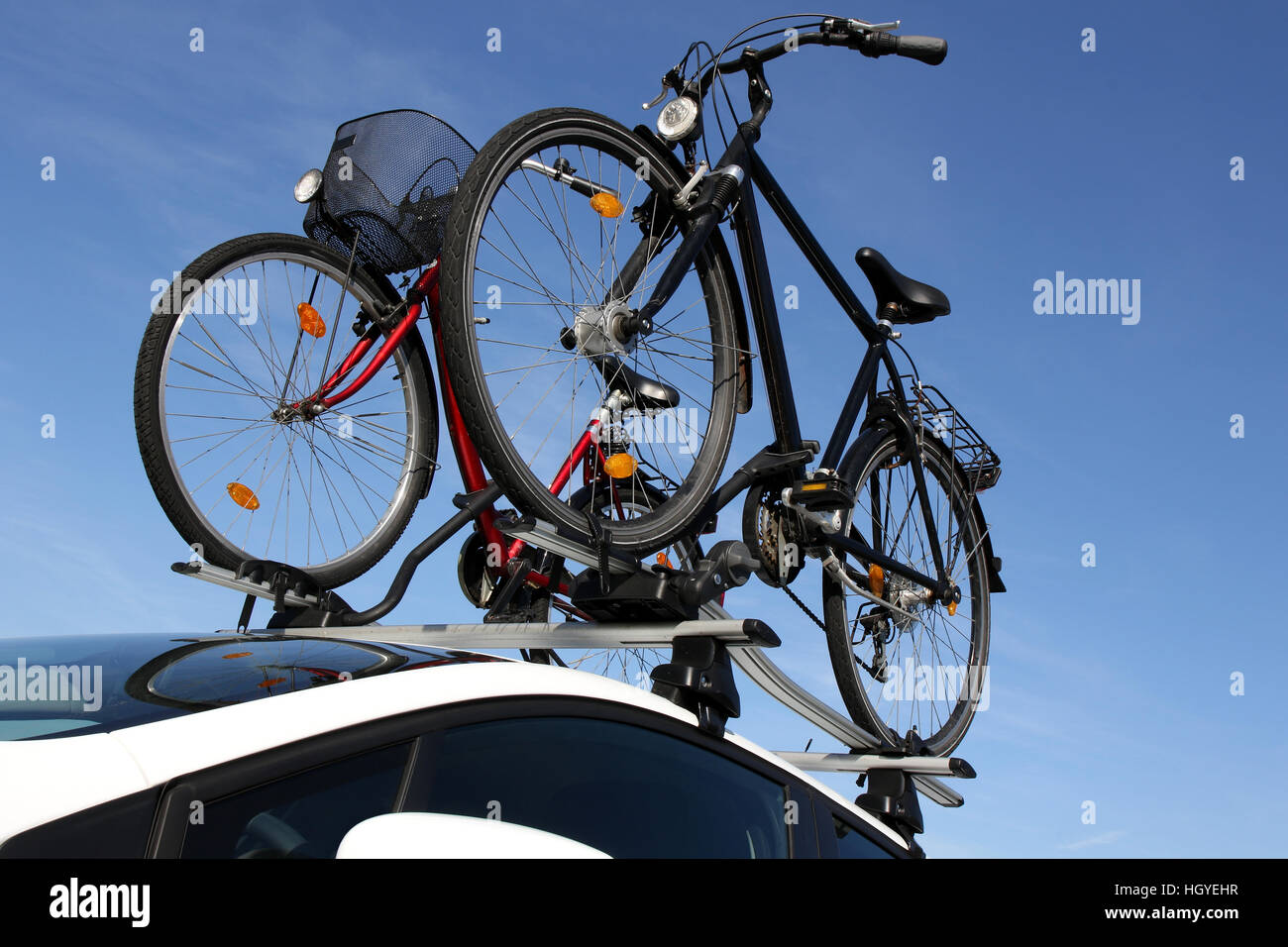 Support à bicyclettes sur le dessus de voiture blanche Banque D'Images