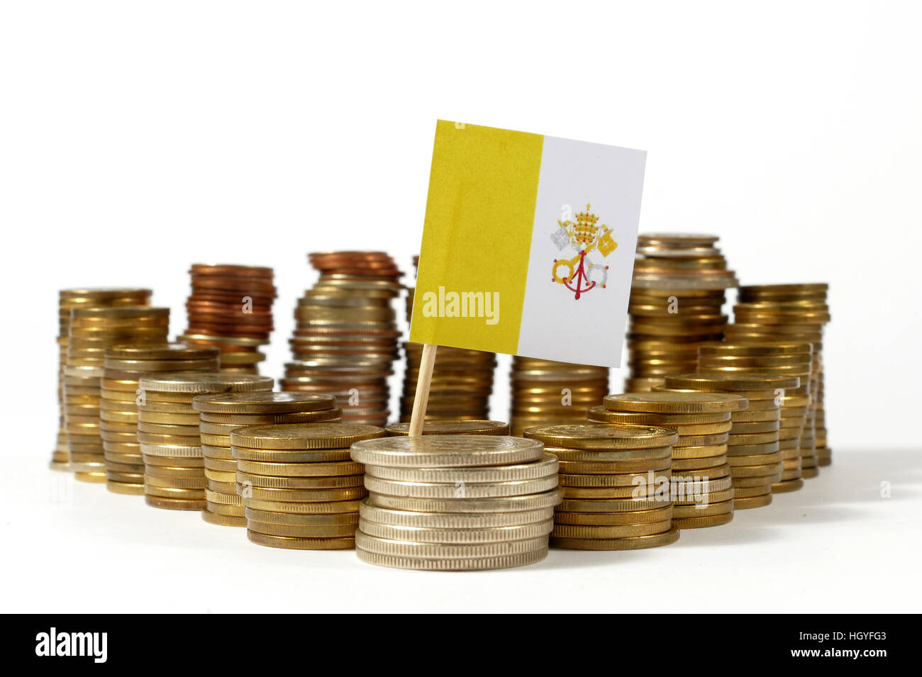 Vatican drapeaux avec pile de pièces en argent Banque D'Images