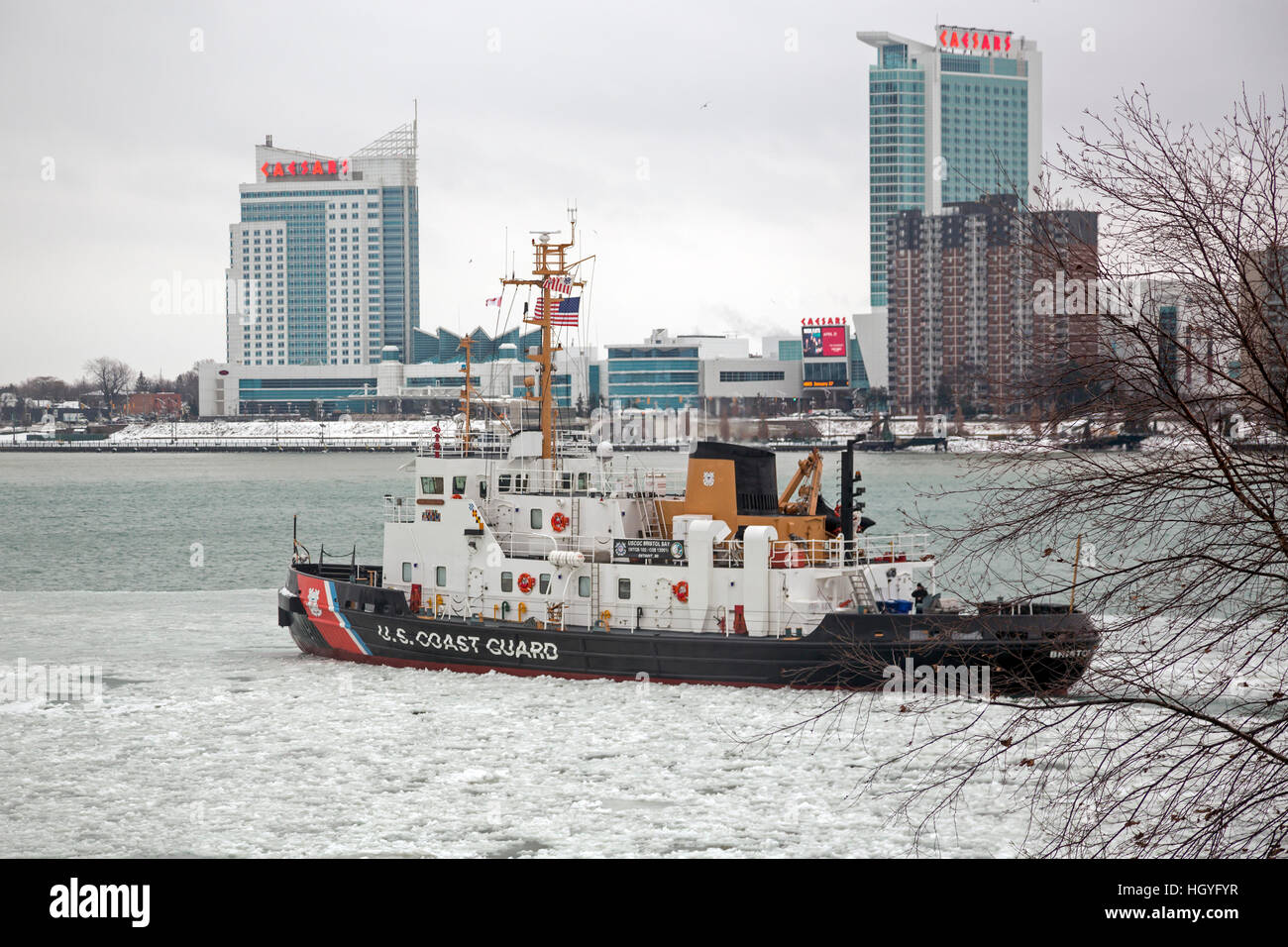 Detroit, Michigan - le garde-côte américain des patrouilles de Bristol Bay la rivière Détroit entre Detroit et Windsor, Ontario Canada (de l'autre côté de la rivière). Banque D'Images