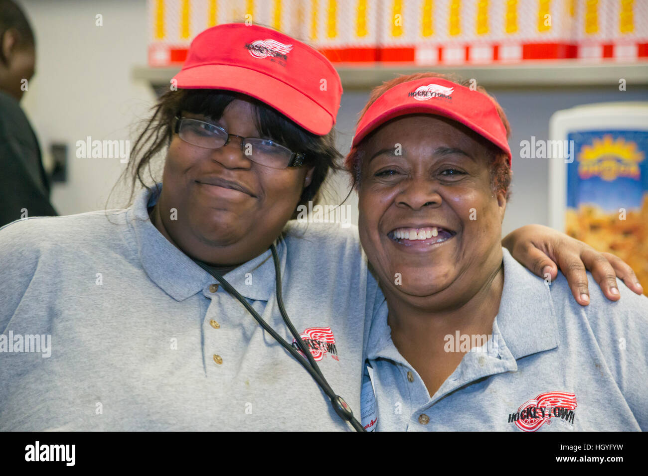 Detroit, Michigan - Deux travailleurs posent pour une photo à un fast-food à l'intérieur de Joe Louis Arena. Banque D'Images