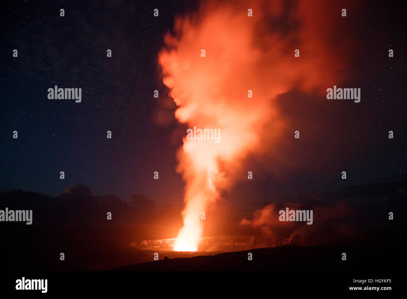 Éruption, Cratère Halemaʻumaʻu, Kilauea Volcano, Hawaii, USA Banque D'Images