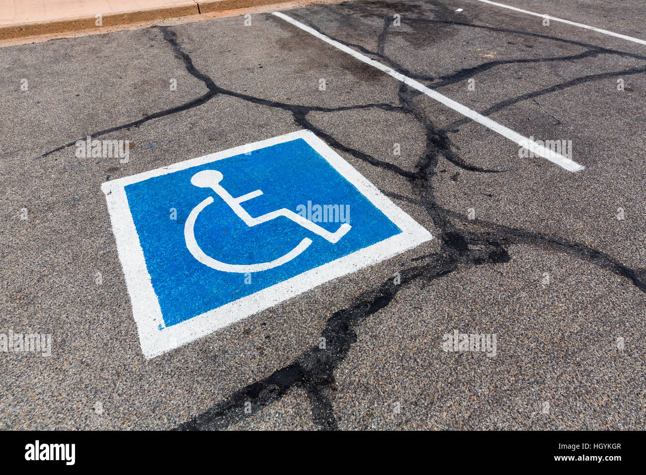 Symbole handicapés sur une place de stationnement. Banque D'Images