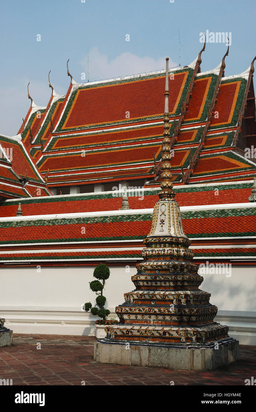 Chedis alignés, temple Wat Pho à Bangkok, Thaïlande Banque D'Images