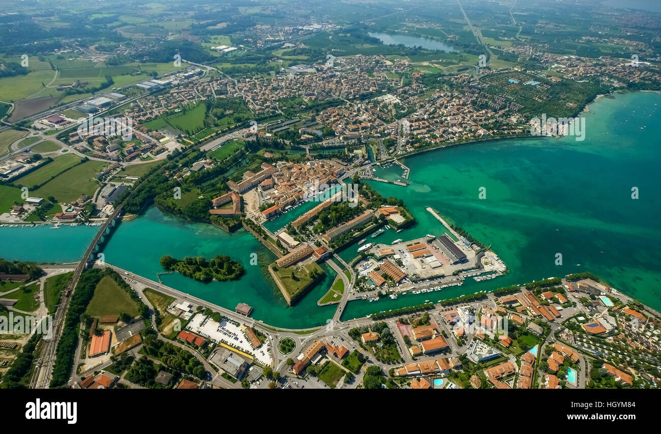 Peschiera del Garda, l'estuaire de la rivière Mincio, Le Lac de Garde, Vénétie, Italie Banque D'Images