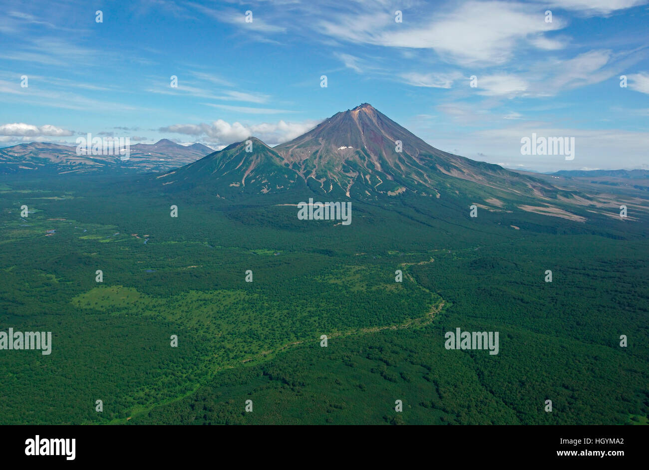 Vue sur volcan avec paysage boisé, le Kamchatka, Russie Banque D'Images