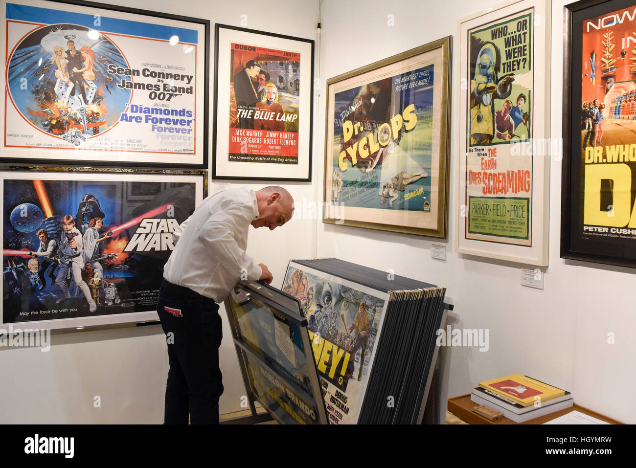 Londres, Royaume-Uni. 13 janvier 2017. Affiches sur l'écran pour les collectionneurs de nostalgie cinématographique. L'AFE inaugural Londres : Antiquités Art Interiors juste ouvre à Londres avec Excel 120 concessionnaires présentation des œuvres pour les premiers acheteurs et futurs collectionneurs. © Stephen Chung / Alamy Live News Banque D'Images