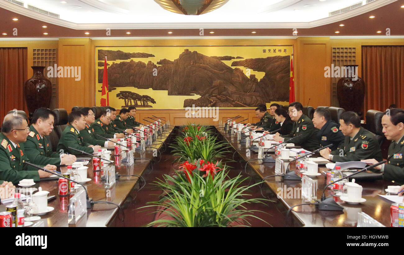 Beijing, Chine. 13 Jan, 2017. Le Ministre chinois de la Défense Chang Wanquan rencontre le ministre de la défense vietnamien Ngo Xuan Lich à Beijing, capitale de la Chine, 13 janvier 2017. © Liu Fang/Xinhua/Alamy Live News Banque D'Images