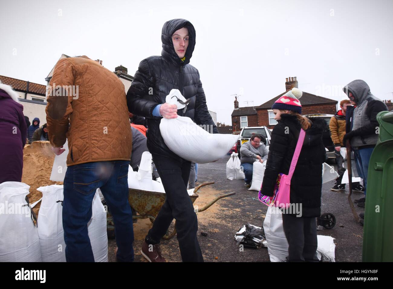 Great Yarmouth, Norfolk, Royaume-Uni. 13 févr. 2017. Les résidents d'Cobholm à Great Yarmouth, Norfolk UK utiliser tous les moyens à leur disposition des jouets pique, casseroles, chariots, poursuite et wheelie bins pour obtenir leurs sacs remplis, comme la ville de Norfolk se prépare pour l'occasion d'inondations graves comme les marées, les vents violents et l'hiver se combinent pour provoquer de graves avertissements d'inondations le vendredi 13 février 2017. Simon crédit Finlay/Alamy Live News Banque D'Images