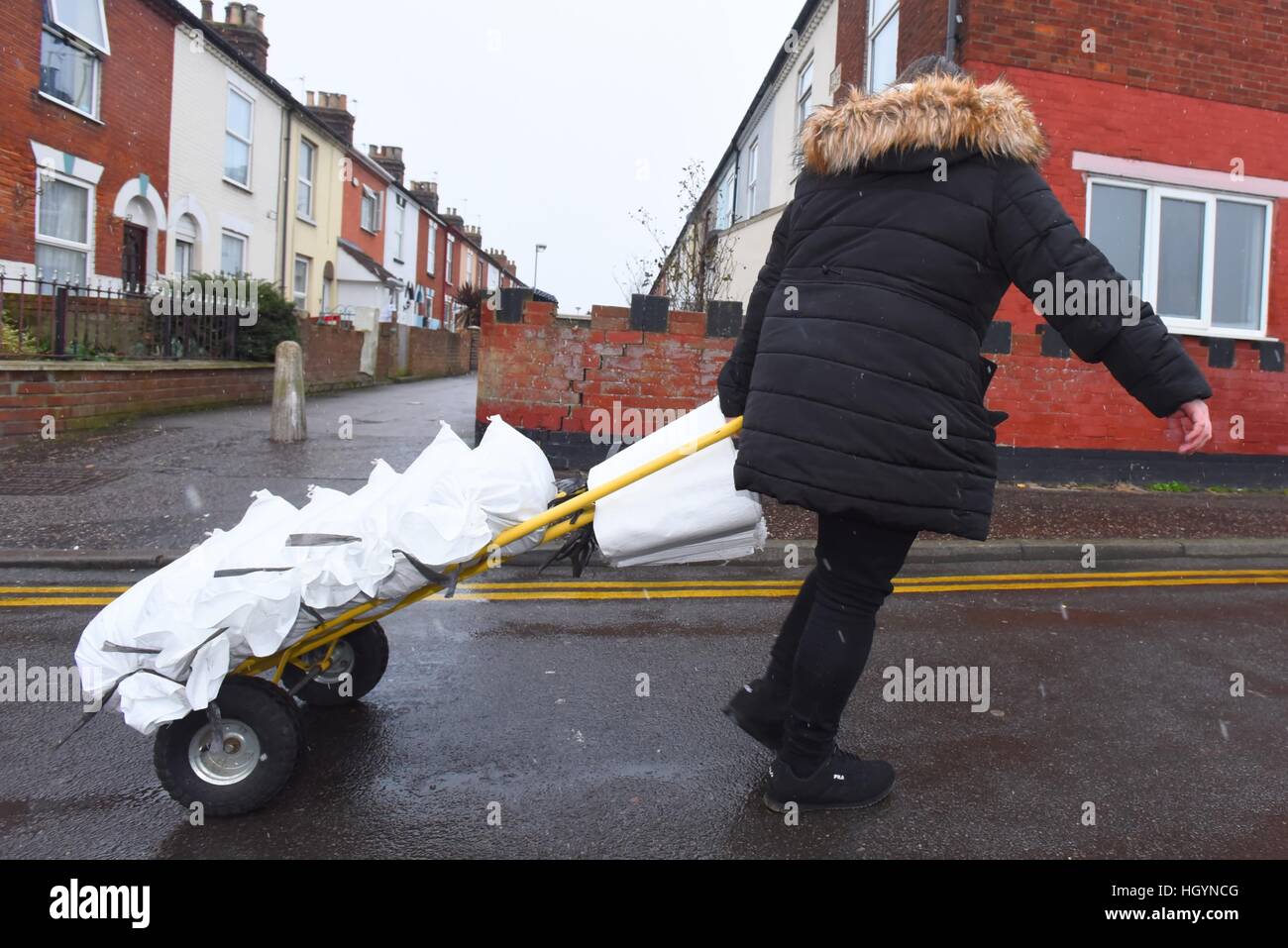 Great Yarmouth, Norfolk, Royaume-Uni. 13 févr. 2017. Les résidents d'Cobholm à Great Yarmouth, Norfolk UK utiliser tous les moyens à leur disposition des jouets pique, casseroles, chariots, poursuite et wheelie bins pour obtenir leurs sacs remplis, comme la ville de Norfolk se prépare pour l'occasion d'inondations graves comme les marées, les vents violents et l'hiver se combinent pour provoquer de graves avertissements d'inondations le vendredi 13 février 2017. Simon crédit Finlay/Alamy Live News Banque D'Images