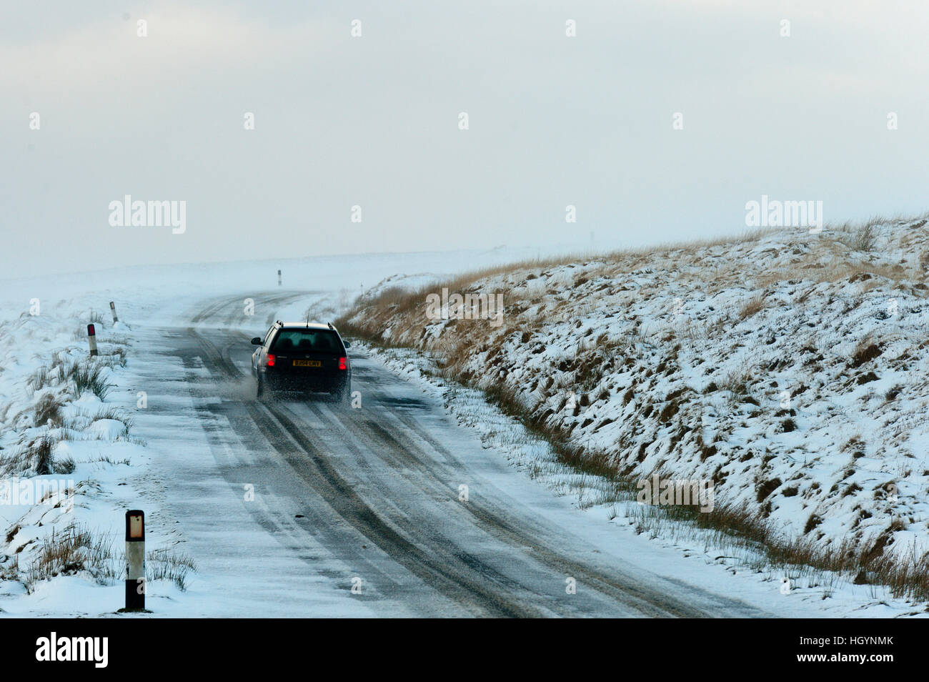 Elan Valley, Powys, Wales, UK. 13 janvier, 2017. Causes de vent fort de dérive de neige sur la route de montagne à Elan Valley de Powys, Pays de Galles, Royaume-Uni. © Graham M. Lawrence/Alamy Live News. Banque D'Images