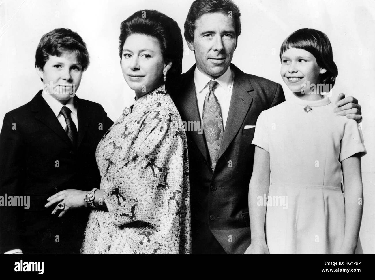 Fichier. 13 Jan, 2017. ANTONY CHARLES ROBERT ARMSTRONG-JONES, 1er comte de Snowdon (7 mars 1930 - 13 janvier 2017), communément connu sous le nom de Lord Snowdon, était un photographe et vidéaste. Il était marié à la princesse Margaret, plus jeune fille du roi George VI et sœur cadette de la reine Elizabeth II. Lord Snowdon est mort paisiblement à son domicile. Sur la photo : Princess Margaret et lord Snowdon avec leurs enfants David, vicomte Linley (12 ans) et Madame Sarah Armstrong Jones (10 ans) 05/02/1974. © Globe Photos/ZUMAPRESS.com/Alamy Live News Banque D'Images