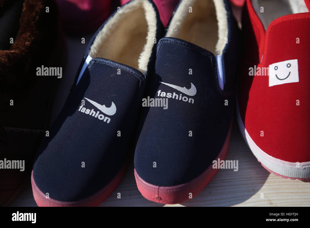Binzhou, Chine. 13 Jan, 2017. **Un usage éditorial uniquement. Chine OUT**  Knock-off de chaussures à un procès équitable dans un village de Binzhou,  mer de Chine orientale, la province de Shandong. Il