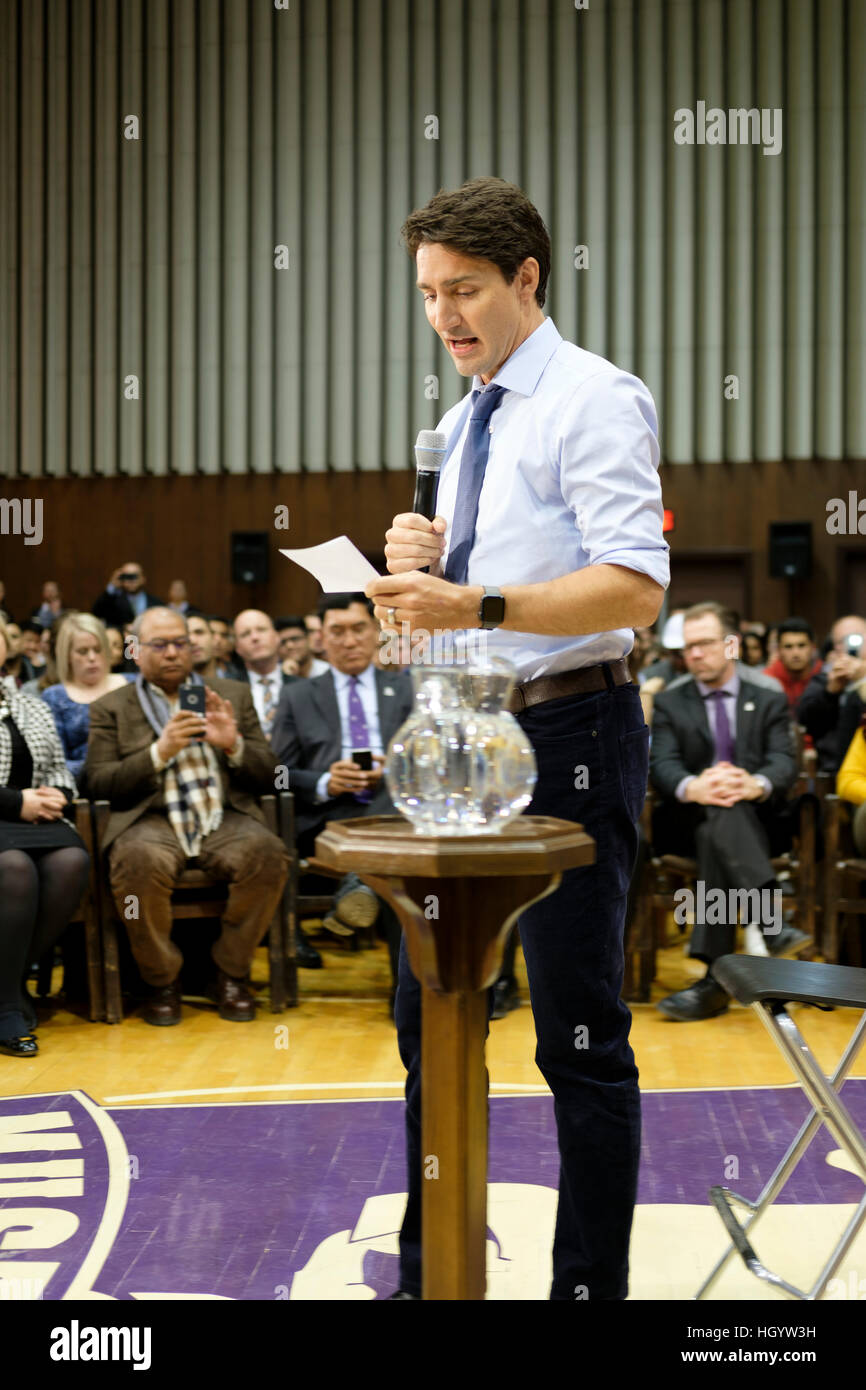 London, Ontario, Canada, le 13 janvier, 2017. Justin Trudeau, premier ministre du Canada, se lit une note dans un hôtel de ville Q&R dans l'Alumni Hall of London's University of Western Ontario. Londres a été l'un de ses arrêts dans le cadre de sa tournée du pays. Credit : Rubens Alarcon/Alamy Live News Banque D'Images