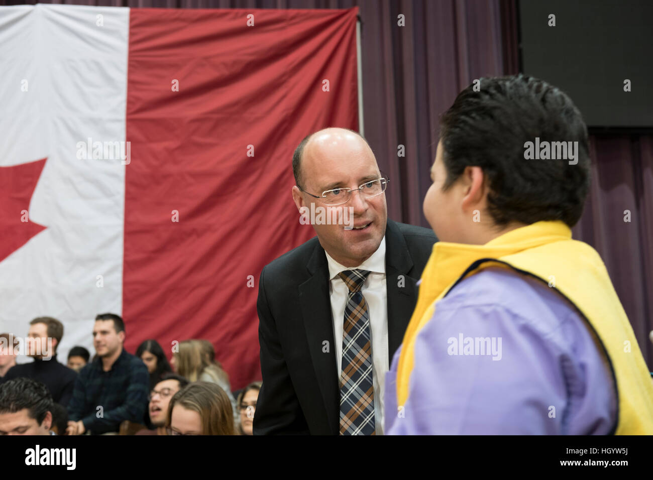 London, Ontario, Canada, le 13 janvier, 2017. Matt Brown, maire de London, Ontario, parle à un réfugié syrien récents adolescents dans un hôtel de ville Q&R dans l'Alumni Hall of London's University of Western Ontario qui a eu lieu dans le cadre de Premier ministre Justin Trudeau tournée dans tout le pays. Credit : Rubens Alarcon/Alamy Live News Banque D'Images