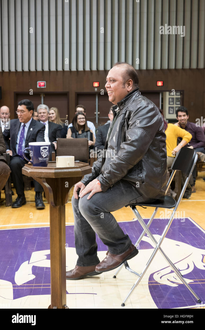 London, Ontario, Canada, le 13 janvier, 2017. Un membre de l'assistance s'assied sur le fauteuil réservé au premier ministre du Canada, avant le début d'une maison de ville Q&A. Londres a été l'un des arrêts du premier ministre dans le cadre de sa tournée du pays. Credit : Rubens Alarcon/Alamy Live News Banque D'Images