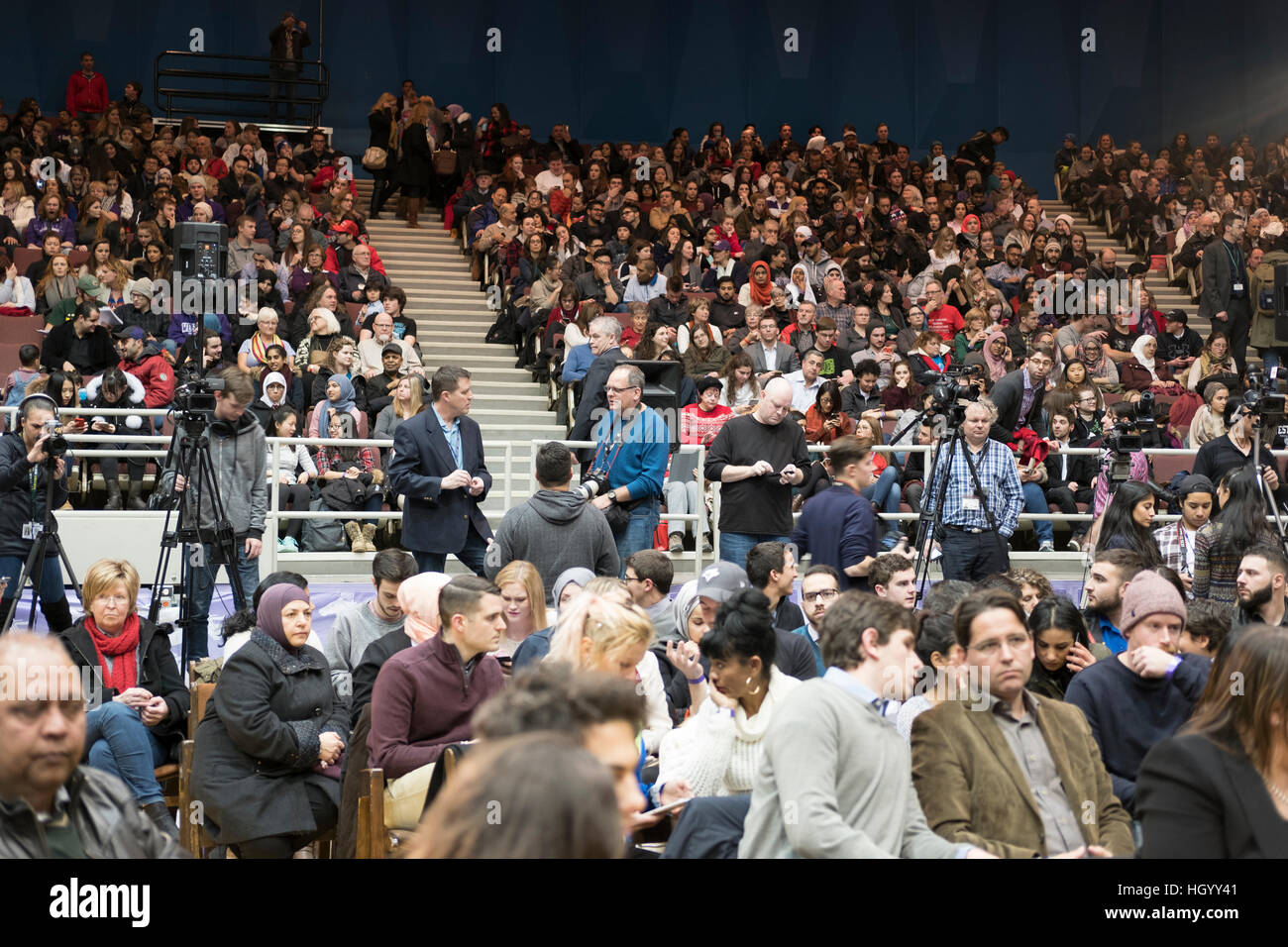 London, Ontario, Canada, le 13 janvier, 2017. Les membres de l'auditoire attendre que le premier ministre du Canada, avant le début d'une maison de ville Q&A à London, Ontario. Londres a été l'un des arrêts du premier ministre dans le cadre de sa tournée du pays. Credit : Rubens Alarcon/Alamy Live News Banque D'Images