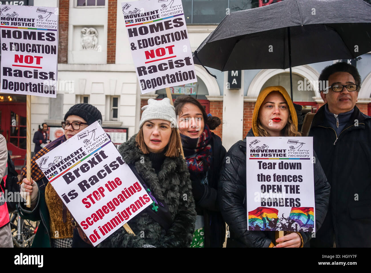 Mars protestataires pour mettre fin à la déportation massive du gouvernement britannique de vols charter vers le Nigeria, le Ghana, la Jamaïque, le Pakistan et l'Afghanistan ravagé par la guerre. Les manifestants exigent la nation concernée en collusion avec le gouvernement britannique de tenir tête à la brute raciste à Brixton,London,UK. Par Voir Li Banque D'Images