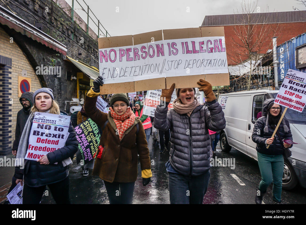 Londres, Royaume-Uni. 14 Jan, 2017. Londres, Royaume-Uni. 14 Jan, 2016. Mars protestataires pour mettre fin à la déportation massive du gouvernement britannique de vols charter vers le Nigeria, le Ghana, la Jamaïque, le Pakistan et l'Afghanistan ravagé par la guerre. Les manifestants exigent la nation concernée en collusion avec le gouvernement britannique de tenir tête à la brute raciste à Brixton, Londres, Royaume-Uni. © Voir Li/Alamy Live News Banque D'Images