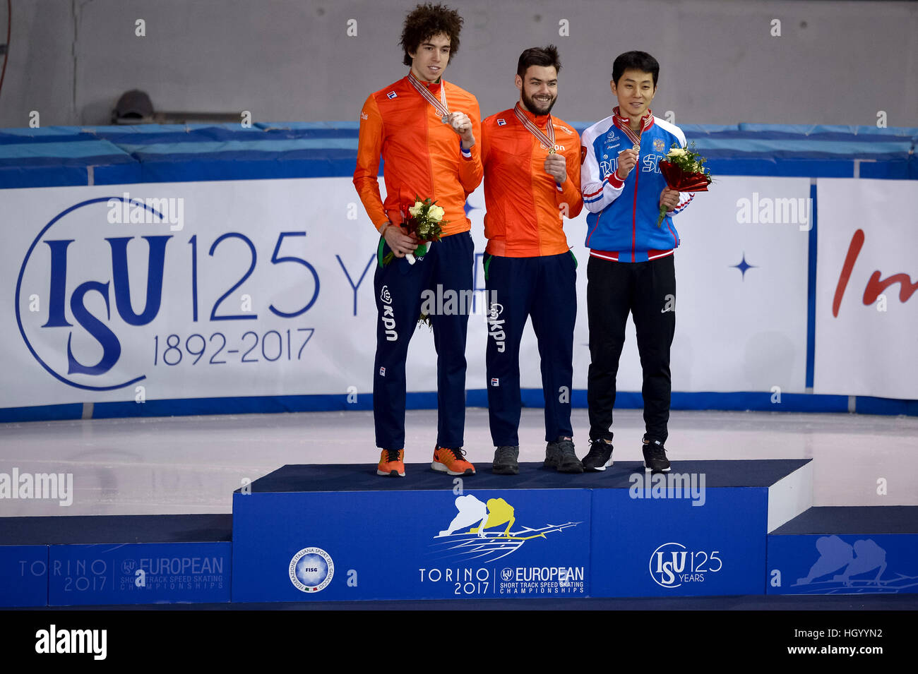 Turin, Italie. 2017, 14 janvier : Dylan Hoogerwerf (gauche) des Pays-Bas, Sjinkie Knegt des Pays-Bas et Victor un de la Russie sur le podium du 500m hommes dernière pendant les championnats de patinage de vitesse sur courte piste à Turin. Credit : Nicolò Campo/Alamy Live News Banque D'Images