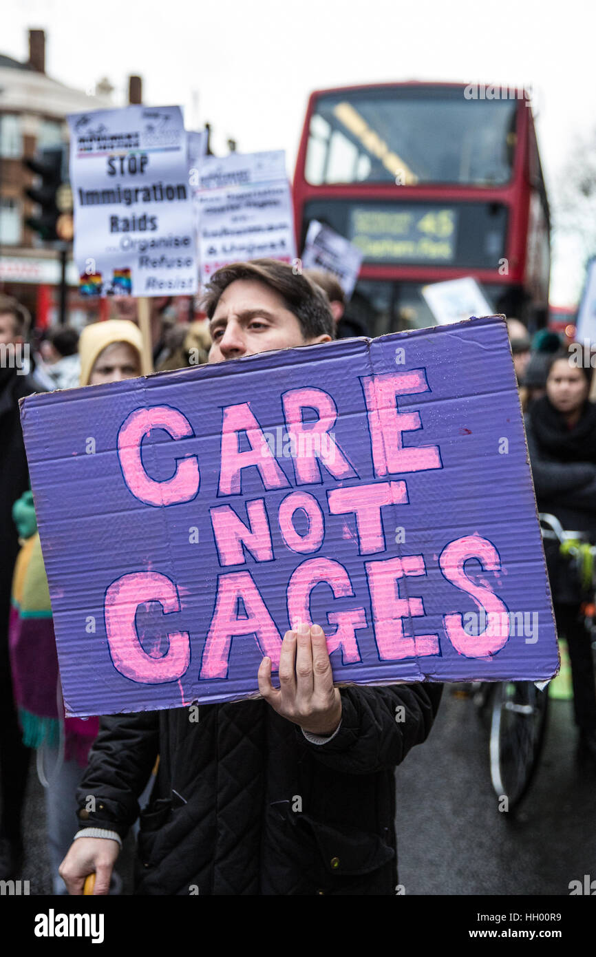 Londres, Royaume-Uni. 14 janvier, 2017. Les partisans du mouvement pour la justice par tous les moyens nécessaires en protestation contre l'expulsion en masse de Brixton de vols charter vers le Nigeria, le Ghana, la Jamaïque, le Pakistan et l'Afghanistan, utilisé par le gouvernement britannique à Londres, au Royaume-Uni. Credit : Mark Kerrison/Alamy Live News Banque D'Images