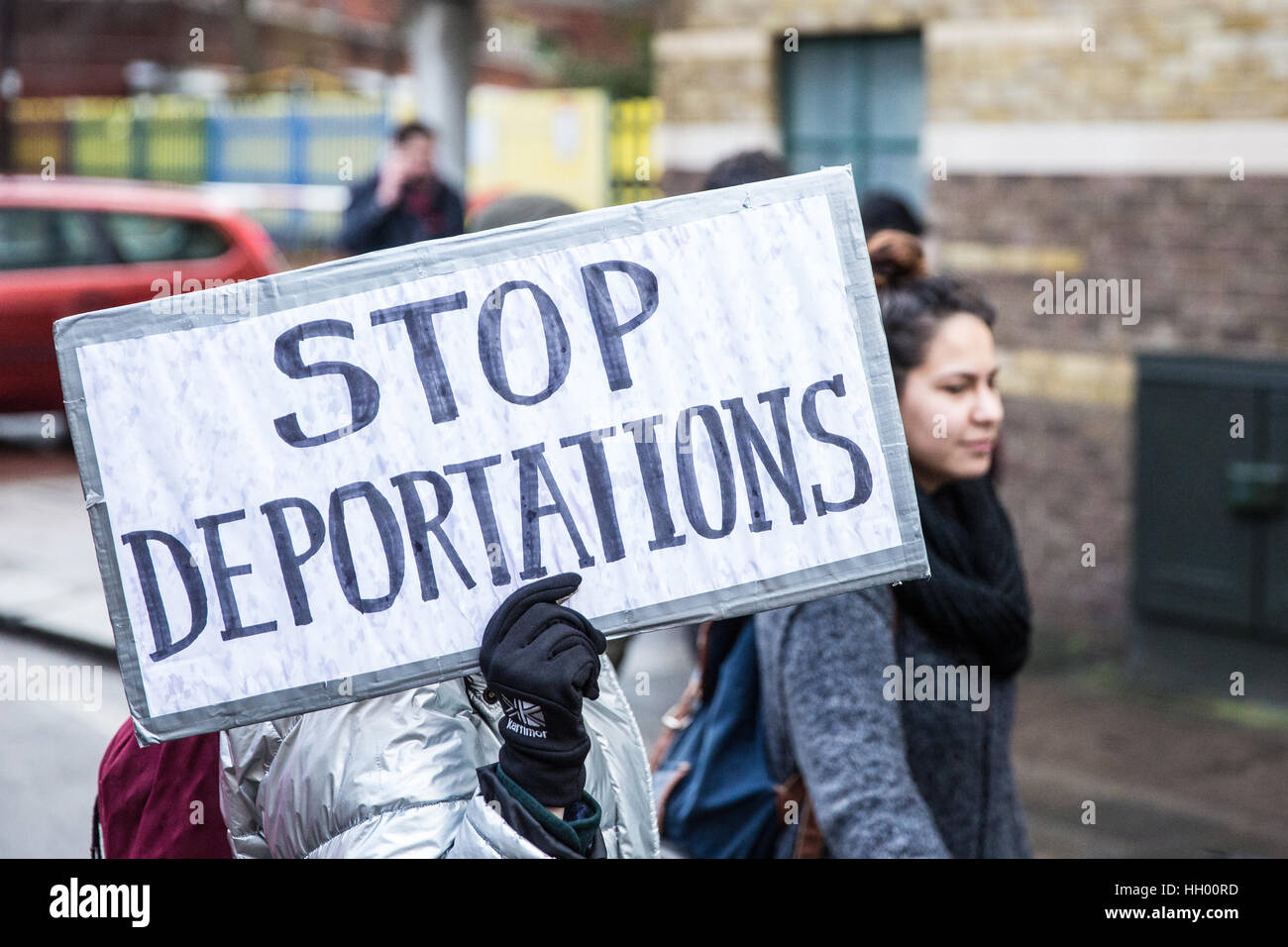 Londres, Royaume-Uni. 14 janvier, 2017. Les partisans du mouvement pour la justice par tous les moyens nécessaires en protestation contre l'expulsion en masse de Brixton de vols charter vers le Nigeria, le Ghana, la Jamaïque, le Pakistan et l'Afghanistan, utilisé par le gouvernement britannique à Londres, au Royaume-Uni. Credit : Mark Kerrison/Alamy Live News Banque D'Images