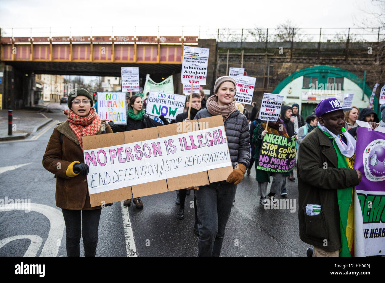 Londres, Royaume-Uni. 14 janvier, 2017. Les partisans du mouvement pour la justice par tous les moyens nécessaires en protestation contre l'expulsion en masse de Brixton de vols charter vers le Nigeria, le Ghana, la Jamaïque, le Pakistan et l'Afghanistan, utilisé par le gouvernement britannique à Londres, au Royaume-Uni. Credit : Mark Kerrison/Alamy Live News Banque D'Images