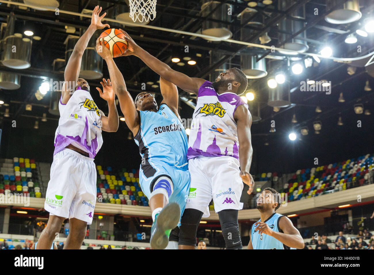 Boîte de cuivre Arena, London, 14 Jan 2017. Scorchers Mike Ochreeobia (52) saute à la corbeille avec les Lions' le capitaine Joe Ikhinmwin (7) et Rashad Hassan (22) essayer de bloquer. Les tensions exacerbées dans le BBL Trophy match de basket-ball entre l'équipe d'accueil des visiteurs de Londres et le Surrey Scorchers Lions comme les deux équipes tentent de se rendre à la prochaine ronde du trophée. Scorchers pincez le jeu dans les 20 dernières secondes et gagne 88-87 sur les Lions. Banque D'Images