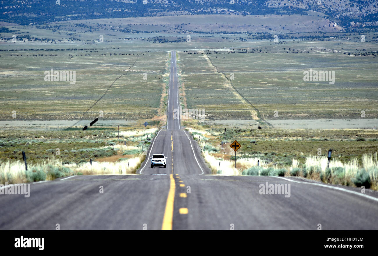 White Pine Comté, Nevada, USA. 12 juillet, 2016. Un automobiliste qui circule le long de la route 50 dans l'ouest de White Pine Comté (Nevada). L'état du Nevada a créé un programme touristique pour les automobilistes à visiter et d'arrêt le long de la route 50 après le magazine Life en 1986 visées à l'autoroute dans la région de Nevada ''Le plus solitaire Road en Amérique. Crédit : David Becker/ZUMA/Alamy Fil Live News Banque D'Images