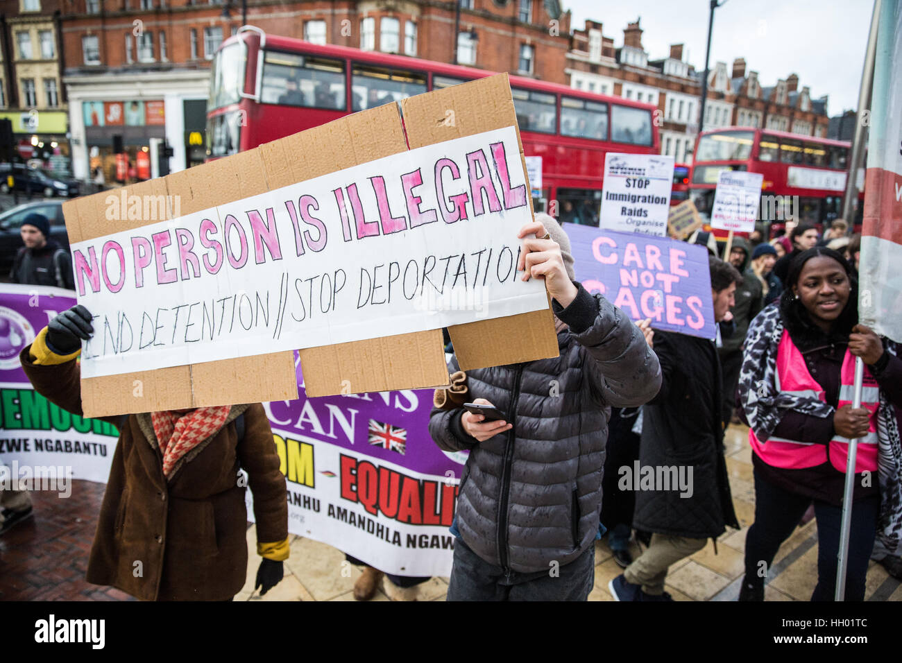 Londres, Royaume-Uni. 14 janvier, 2017. De militants et sympathisants du mouvement pour la justice par tous les moyens nécessaires en protestation contre l'expulsion en masse de Brixton de vols charter vers le Nigeria, le Ghana, la Jamaïque, le Pakistan et l'Afghanistan, utilisé par le gouvernement britannique à Londres, au Royaume-Uni. Credit : Mark Kerrison/Alamy Live News Banque D'Images