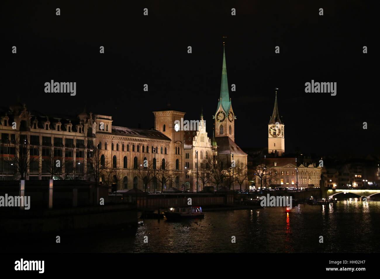Zurich. 14 Jan, 2017. Photo prise le 14 janvier 2017 montre la scène de nuit dans les rues de Zurich, Suisse. Zurich est la plus grande ville de la Suisse et de l'économie, centre financier et culturel en Europe de l'Ouest. Credit : Gong Bing/Xinhua/Alamy Live News Banque D'Images